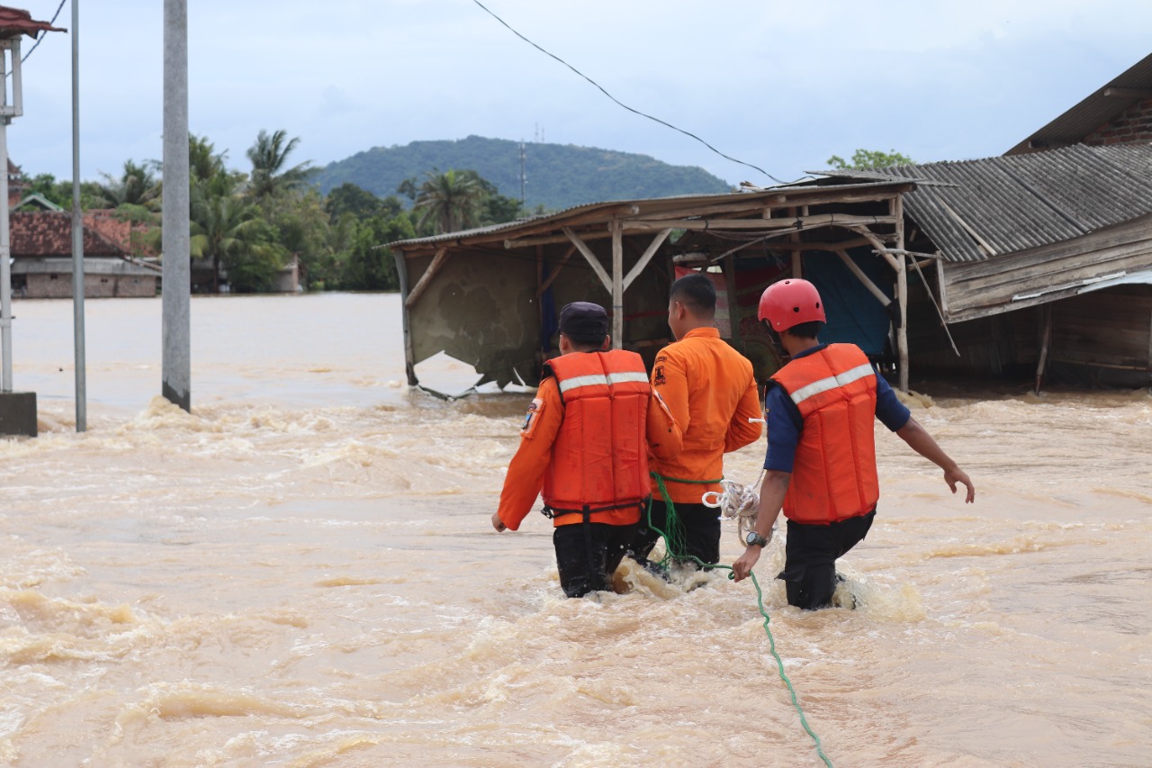 bencana-banjir-yang-terjadi-di-10-kecamatan-16-desa-di-kabupaten-serang